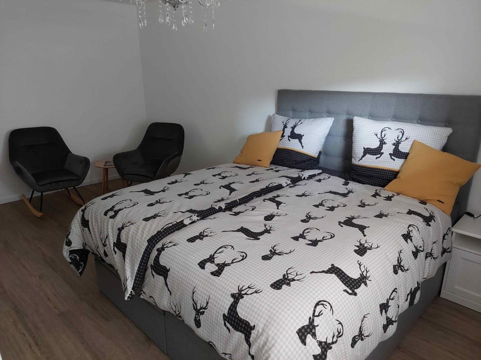 Photo of the whole room, Seating area, Bedroom