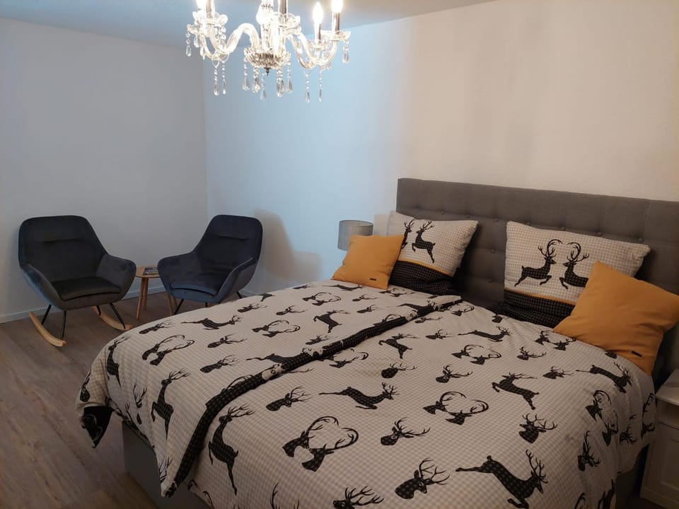 Bed, Photo of the whole room, Seating area
