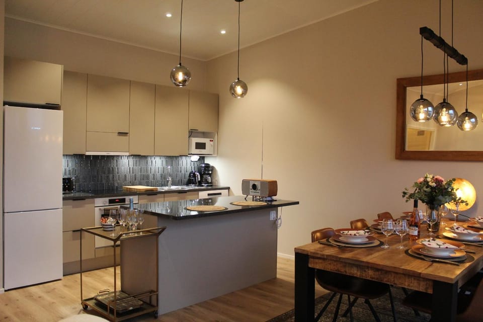 Kitchen or kitchenette, Dining area