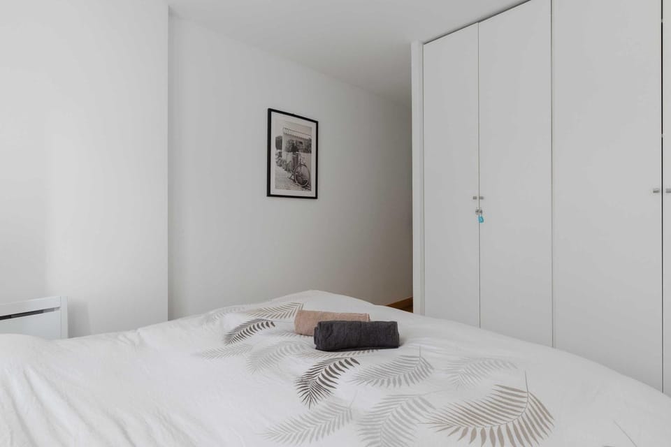 Bed, towels, wardrobe