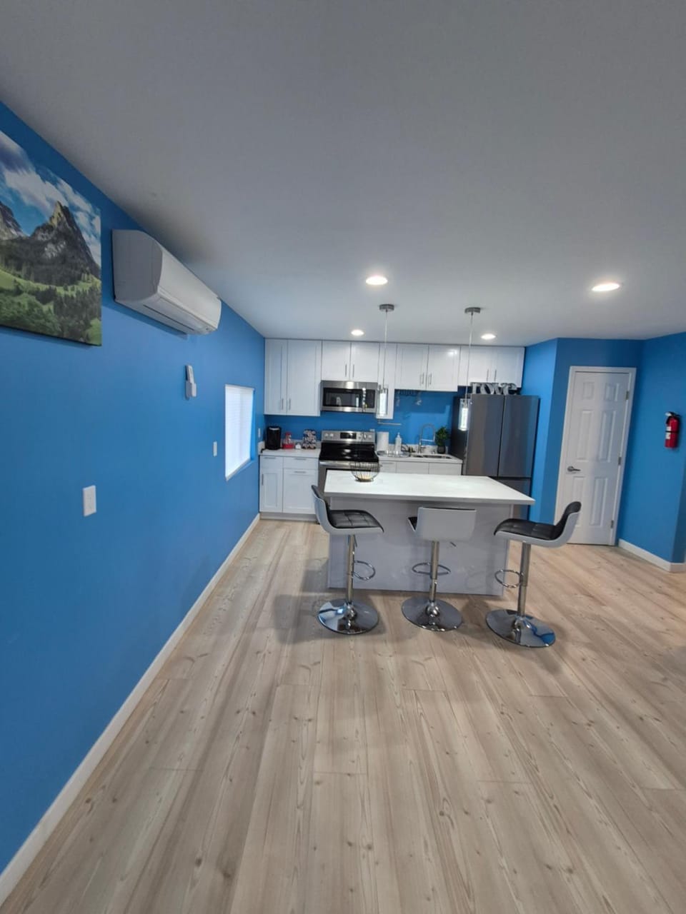 Dining area, minibar