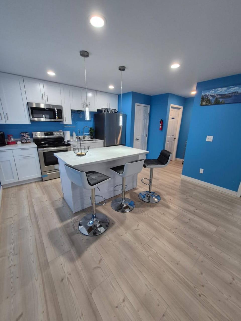 Dining area, minibar