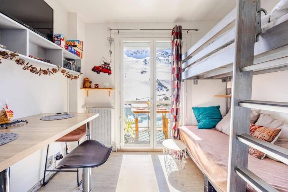 Bed, Living room, Dining area, bunk bed