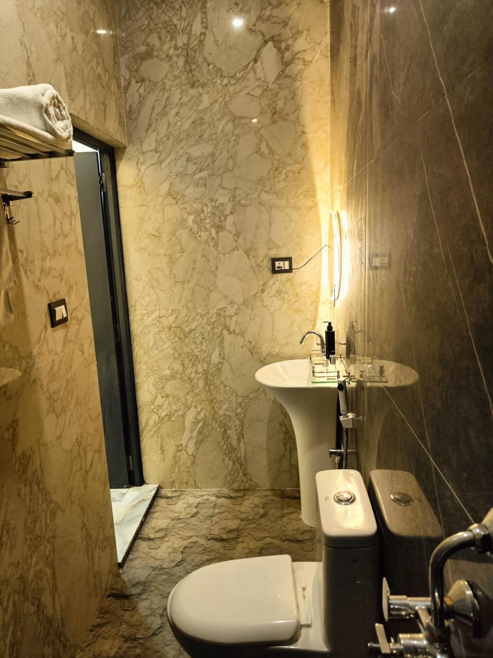 Shower, Toilet, Bathroom, towels