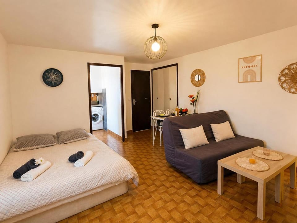 Bed, Living room, Photo of the whole room, Seating area, Bedroom