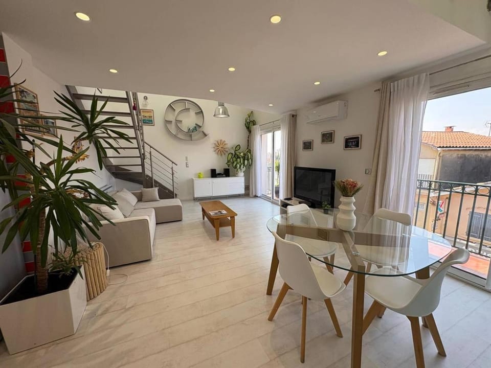 Living room, Seating area, Dining area, air conditioner