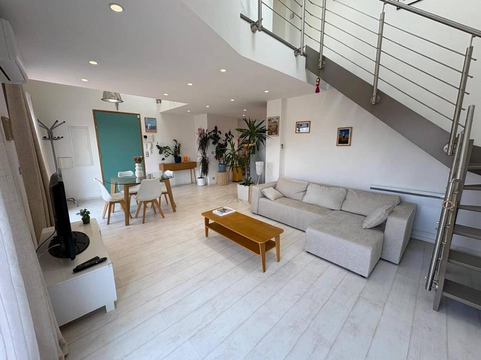 TV and multimedia, Living room, Seating area, Dining area, air conditioner