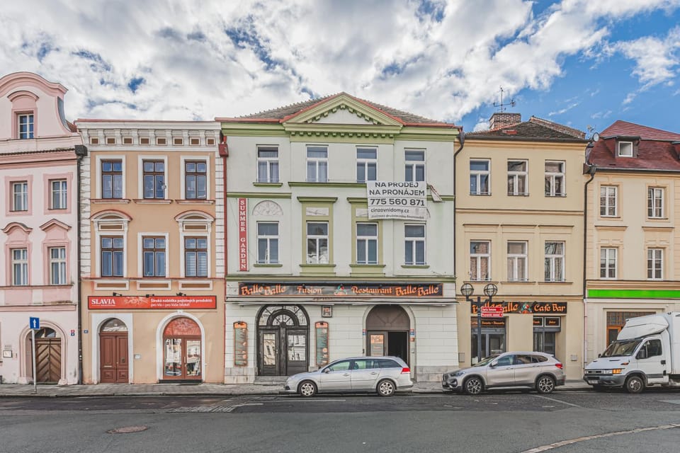 Property building, Day, Neighbourhood, City view, Street view, Location, Parking