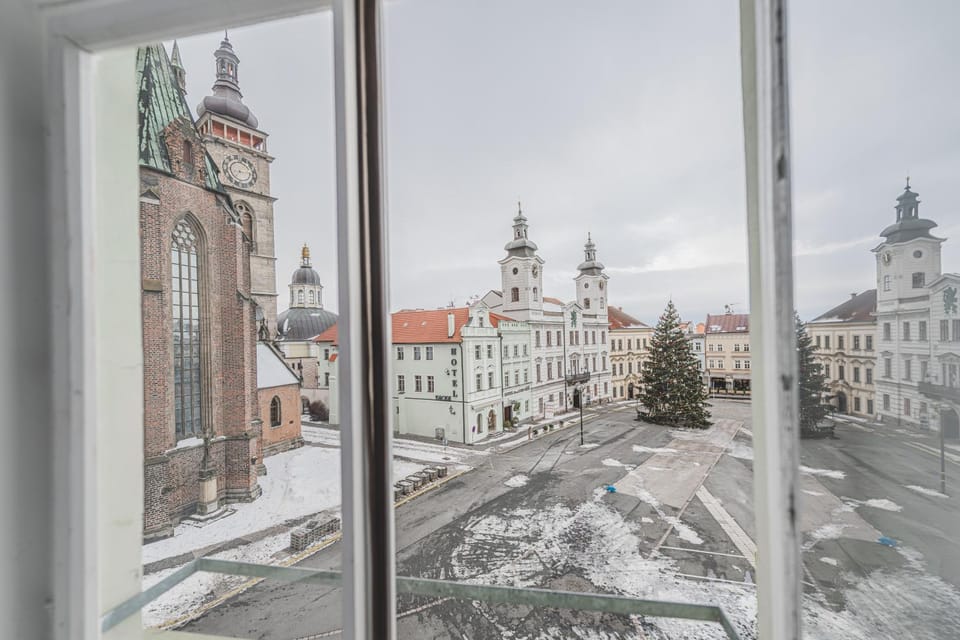 Nearby landmark, Day, Neighbourhood, Winter, View (from property/room), City view, Landmark view, Street view, Location