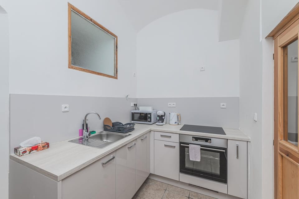 Coffee/tea facilities, Kitchen or kitchenette, dishwasher, oven, stove, kitchen, kitchen
