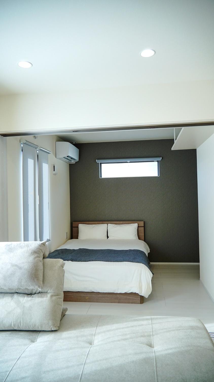 Bed, Living room, Photo of the whole room, Seating area, Bedroom