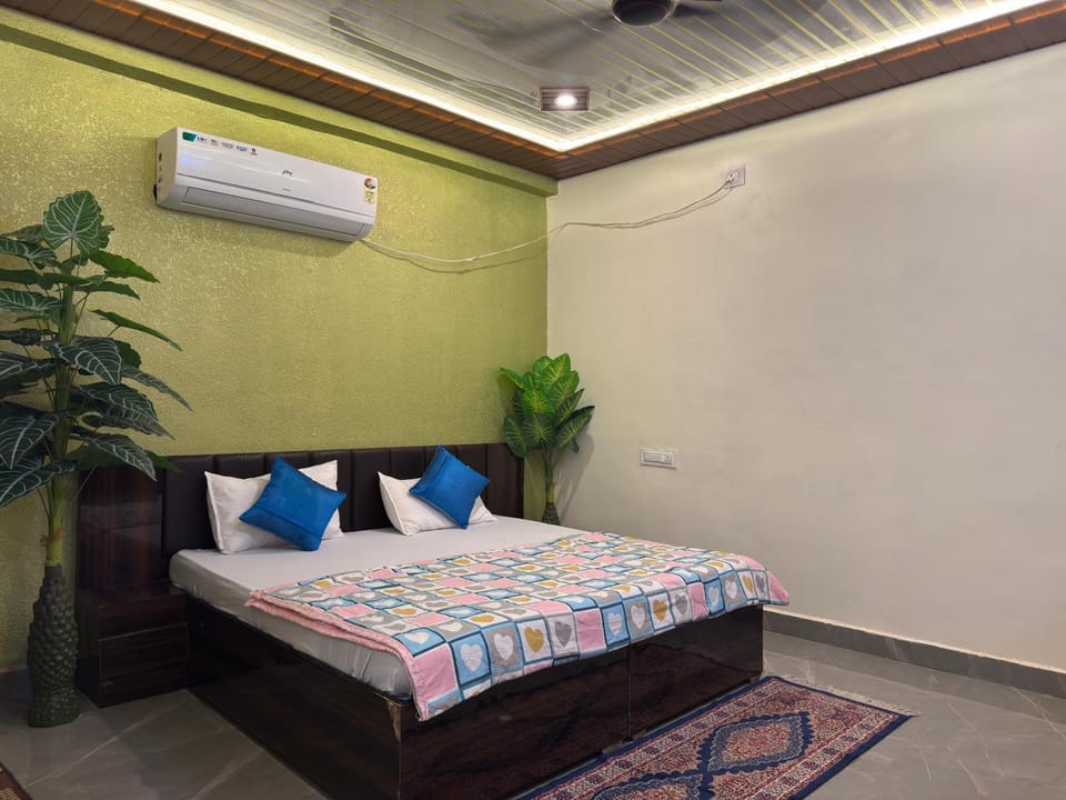 Bed, Photo of the whole room, Bedroom, air conditioner