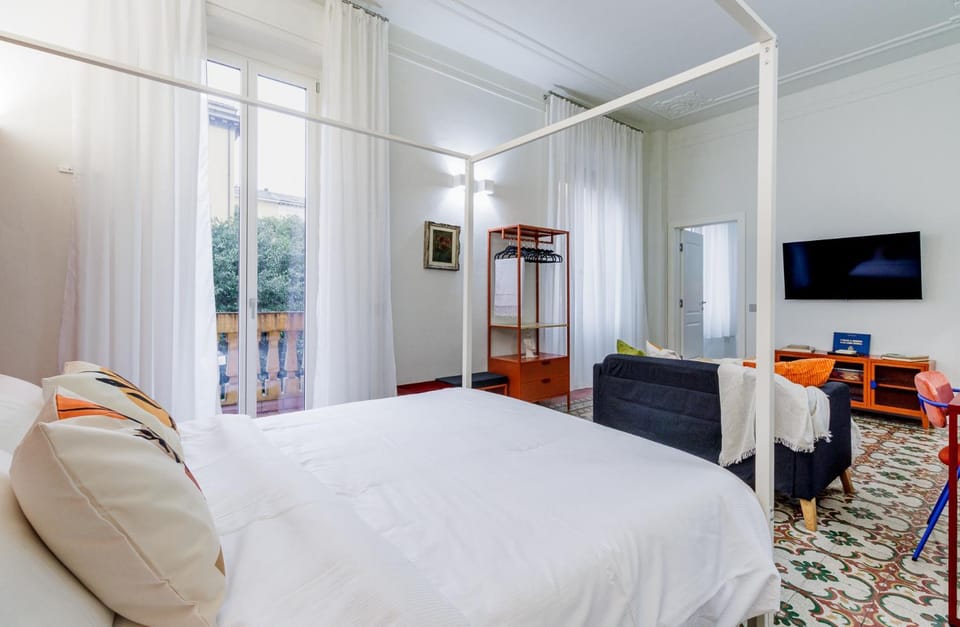 Photo of the whole room, Bedroom