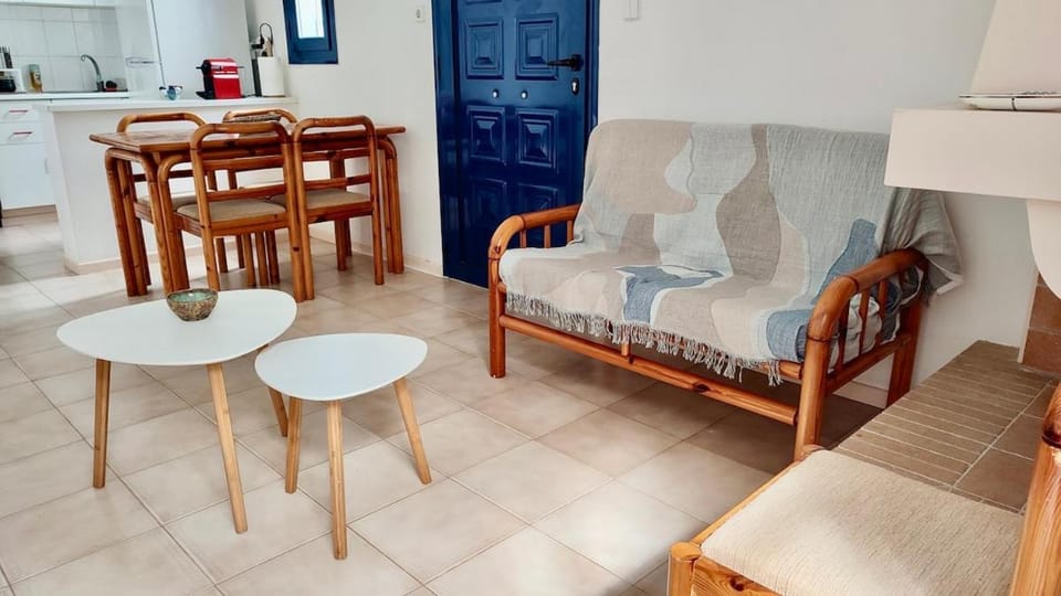 Julia's Seaside Apartment, Leivadakia Serifos House in Milos