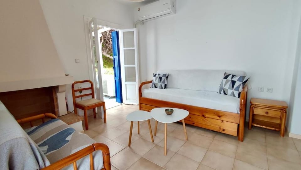 Julia's Seaside Apartment, Leivadakia Serifos House in Milos
