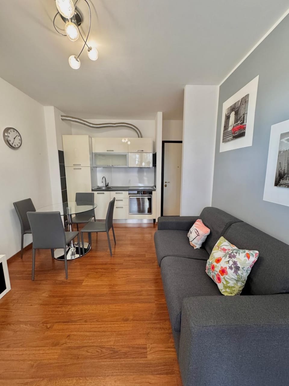 Kitchen or kitchenette, Living room, Seating area, Dining area