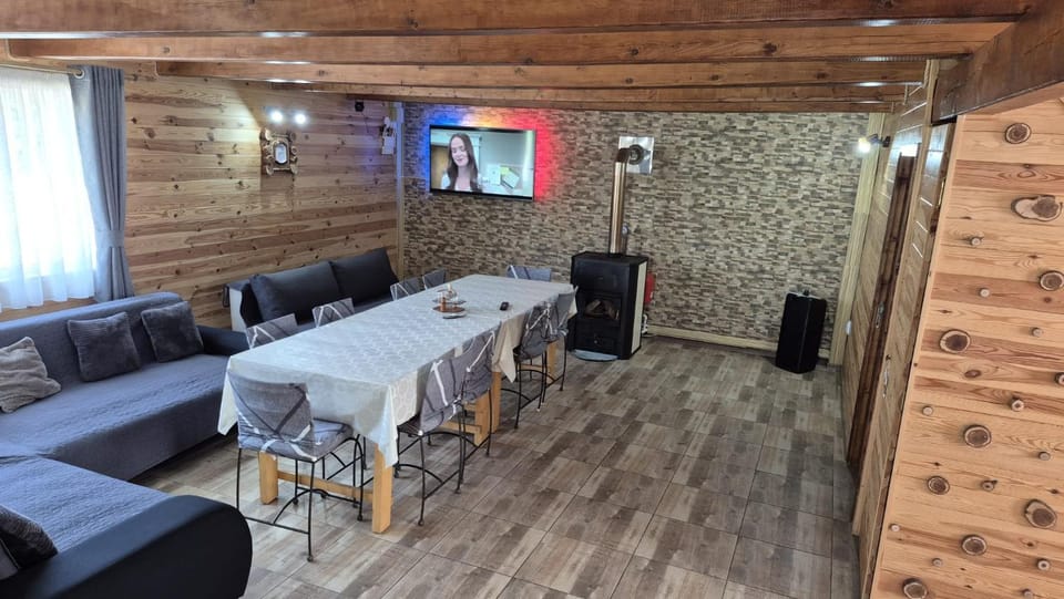 Communal lounge/ TV room, TV and multimedia, Living room, Seating area, Dining area