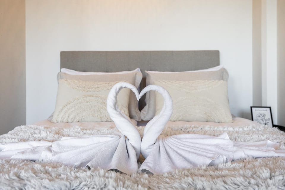 Bed, Photo of the whole room, Bedroom, towels