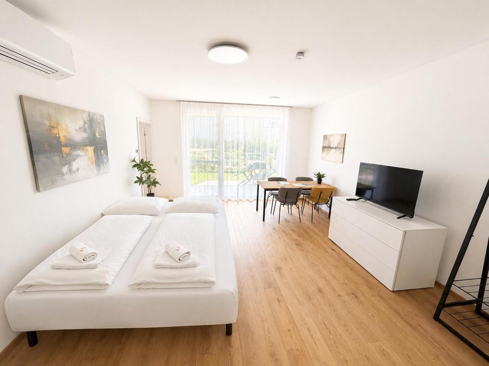 TV and multimedia, Photo of the whole room, Seating area, Bedroom, towels, air conditioner