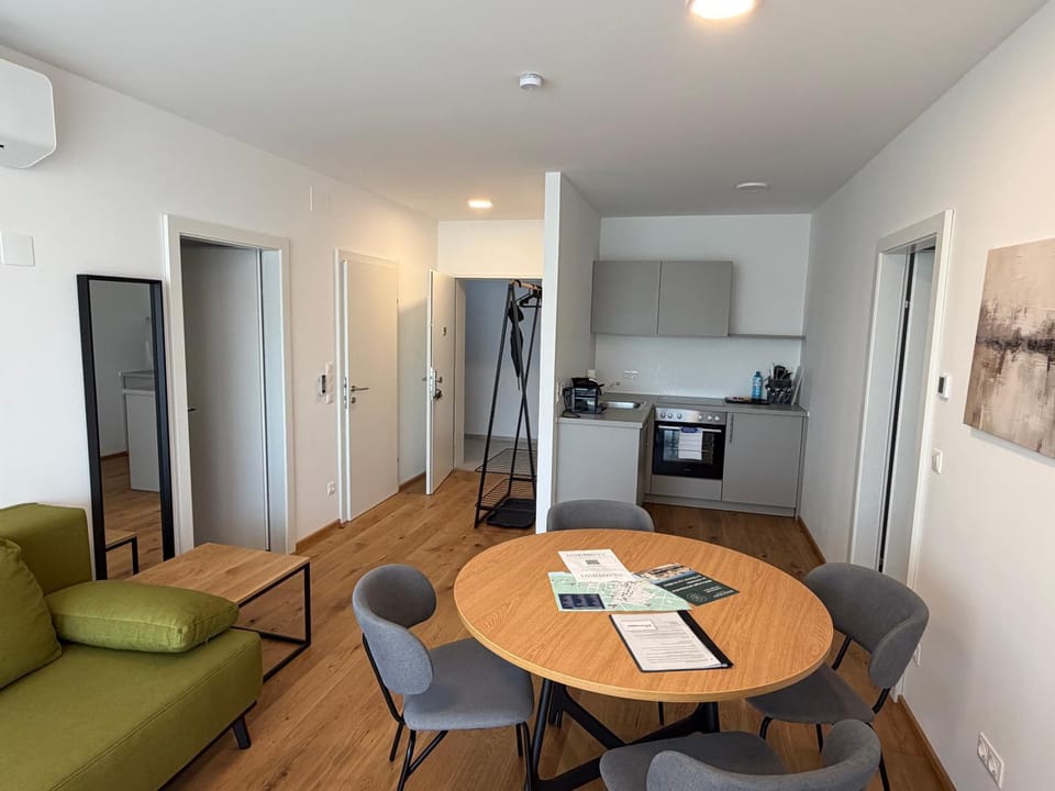 Kitchen or kitchenette, Living room, Seating area, Dining area