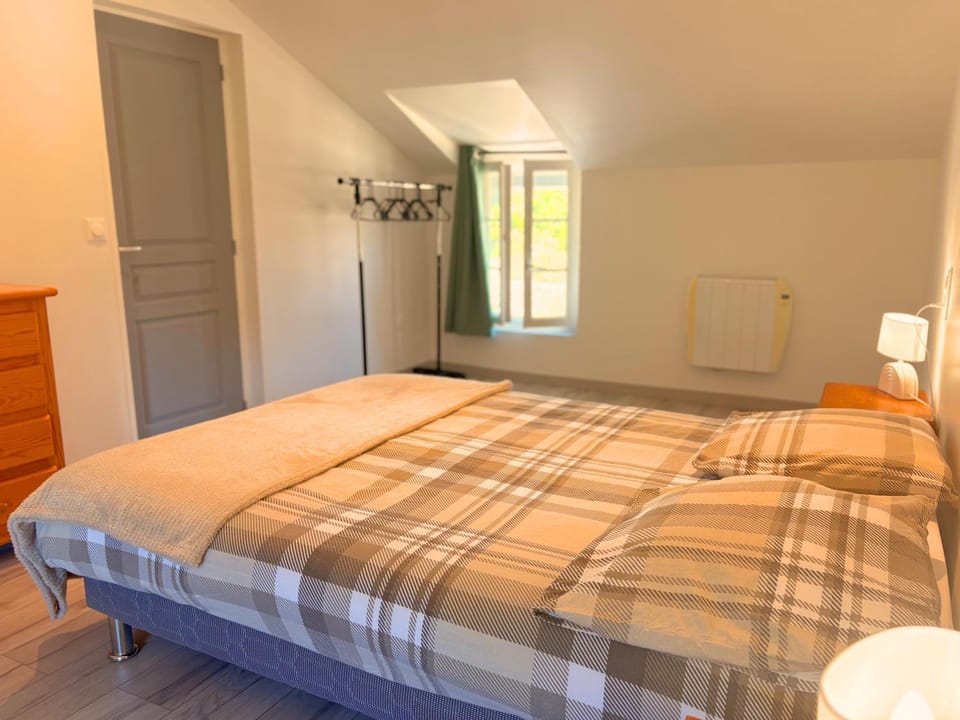 Bed, Summer, TV and multimedia, Photo of the whole room, Decorative detail, Bedroom, heating, storage, wardrobe