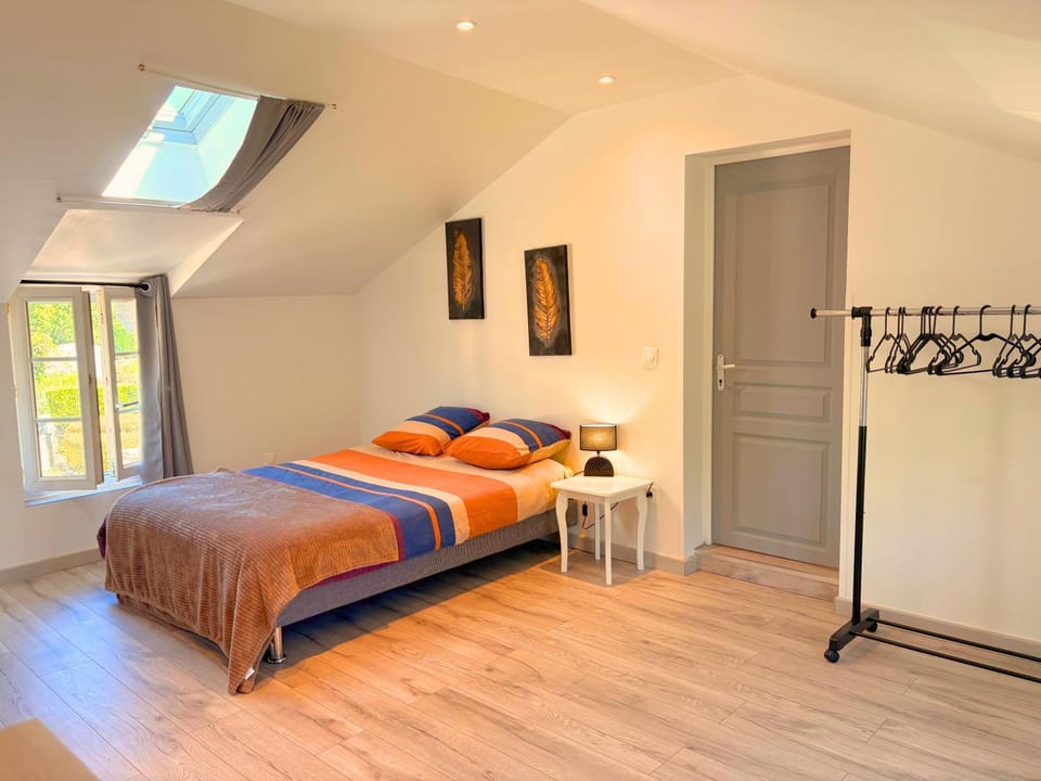 Patio, Bed, Night, Photo of the whole room, Decorative detail, Animals, Bedroom, Pets, Garden view, furniture, internet, pet friendly, storage