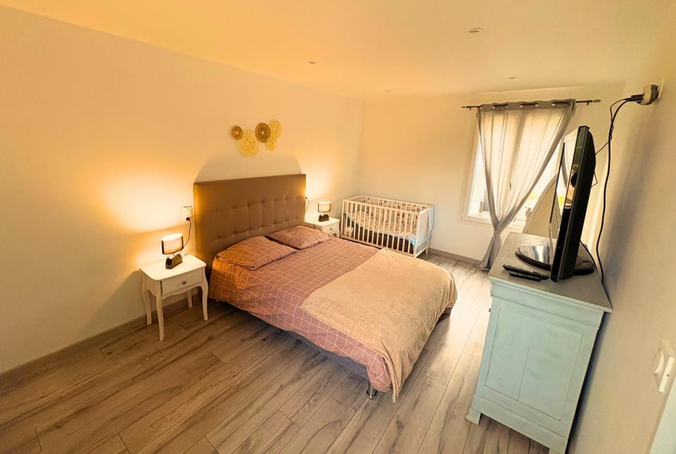 Bed, TV and multimedia, Photo of the whole room, Decorative detail, Bedroom, Garden view, cot