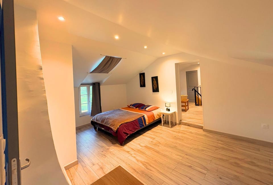 Photo of the whole room, Decorative detail, Bedroom, heating, acessibility