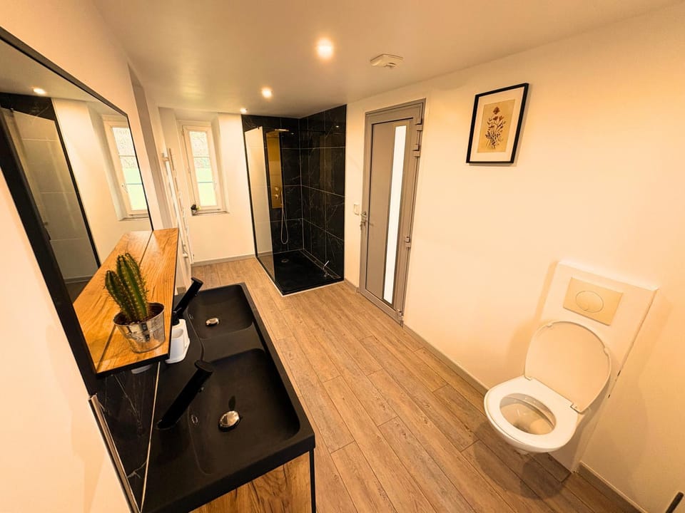 Shower, Toilet, Bathroom, Decorative detail, heating