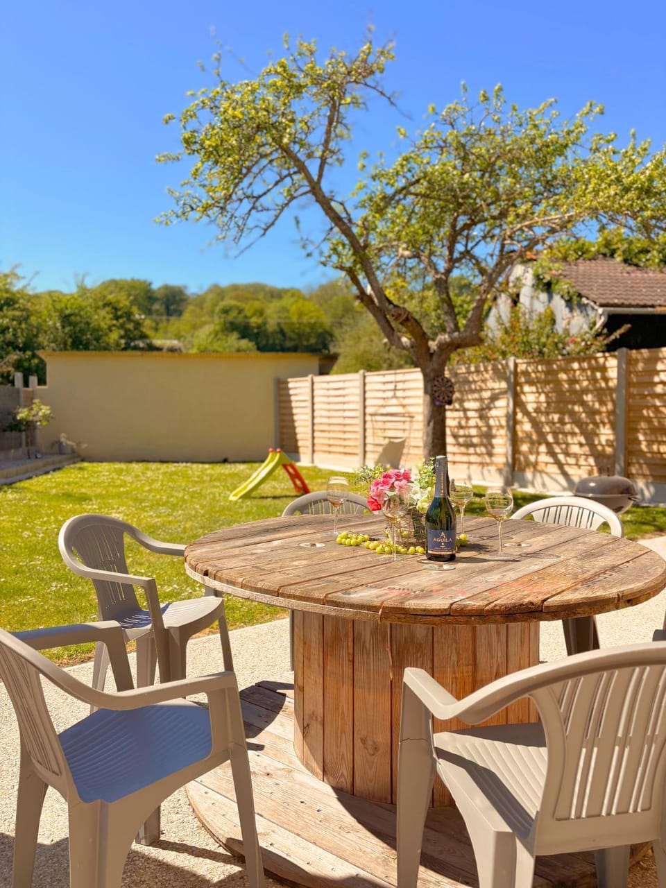 Patio, BBQ facilities, Garden, View (from property/room), Animals, Meals, Lunch, children, Family, furniture, internet, pet friendly