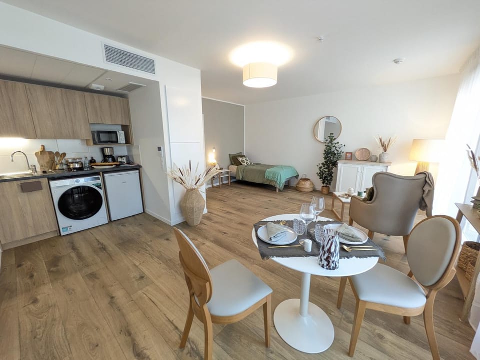 Kitchen or kitchenette, Living room, stove, toaster