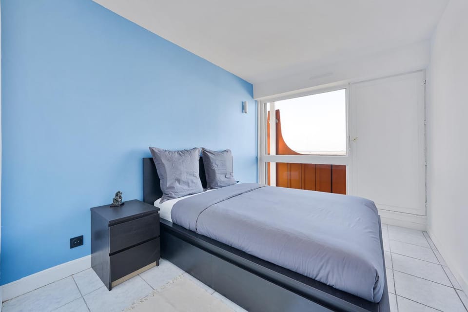 Photo of the whole room, Bedroom