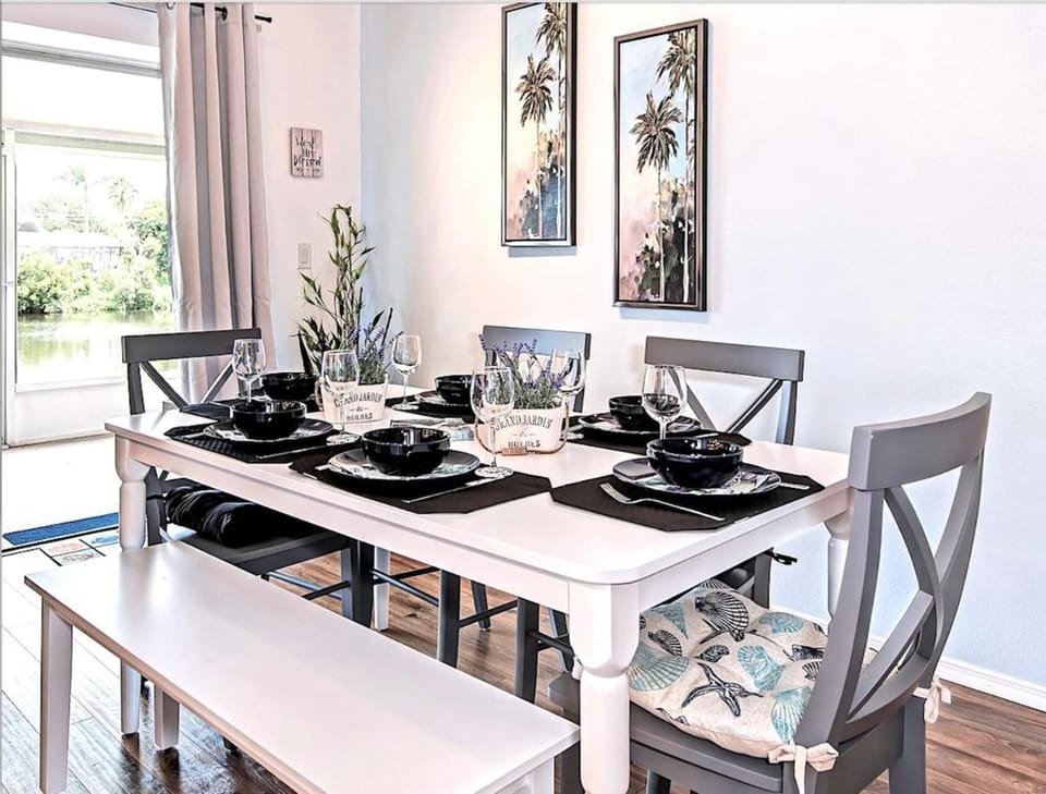Beautiful Lake View Home - Close Beaches and IMG Villa in Bradenton