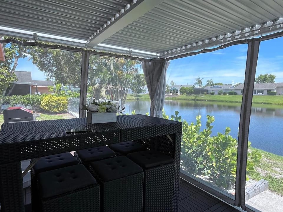 Beautiful Lake View Home - Close Beaches and IMG Villa in Bradenton