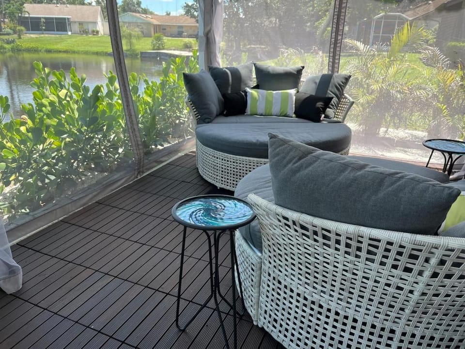 Beautiful Lake View Home - Close Beaches and IMG Villa in Bradenton