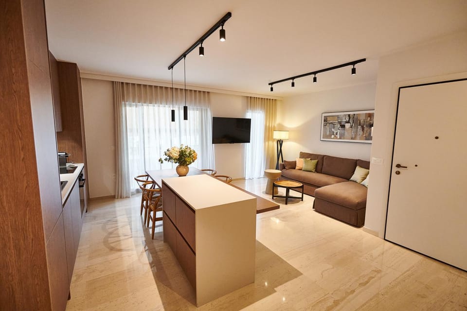 TV and multimedia, Kitchen or kitchenette, Living room, Seating area, Dining area