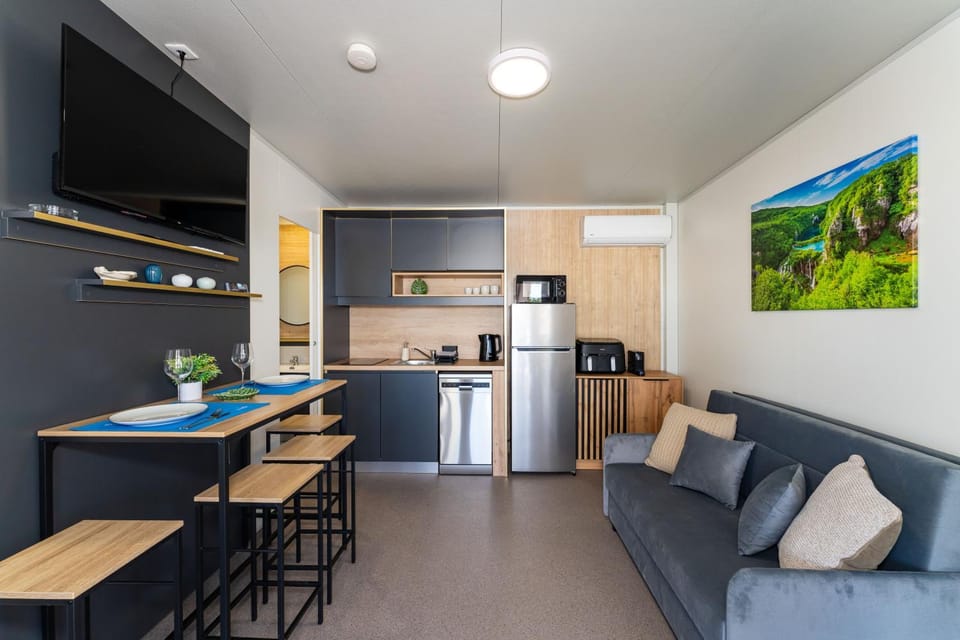 TV and multimedia, Coffee/tea facilities, Kitchen or kitchenette, Living room, Seating area, stove