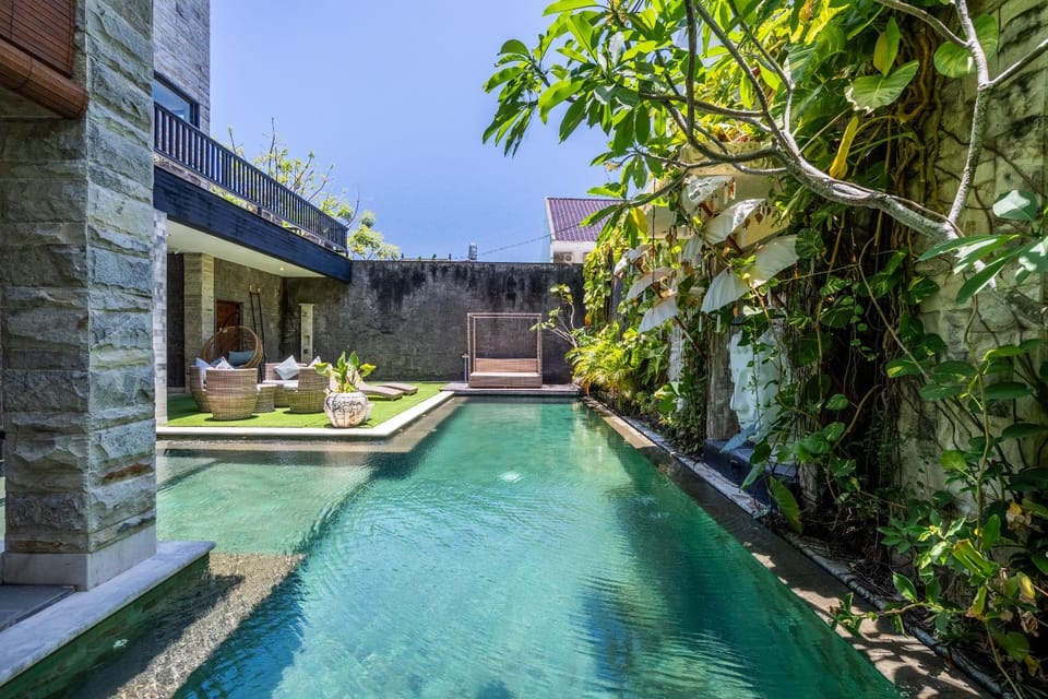 Day, Swimming pool