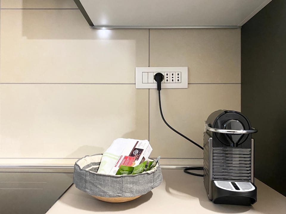 Coffee/tea facilities, Kitchen or kitchenette, dishwasher, oven, stove, washing machine, kitchen