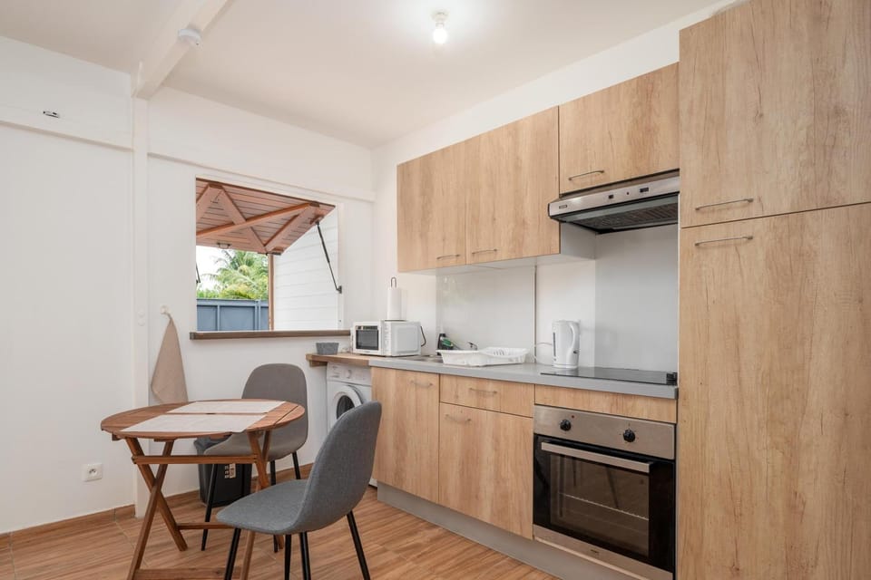 Kitchen or kitchenette, Dining area, stove