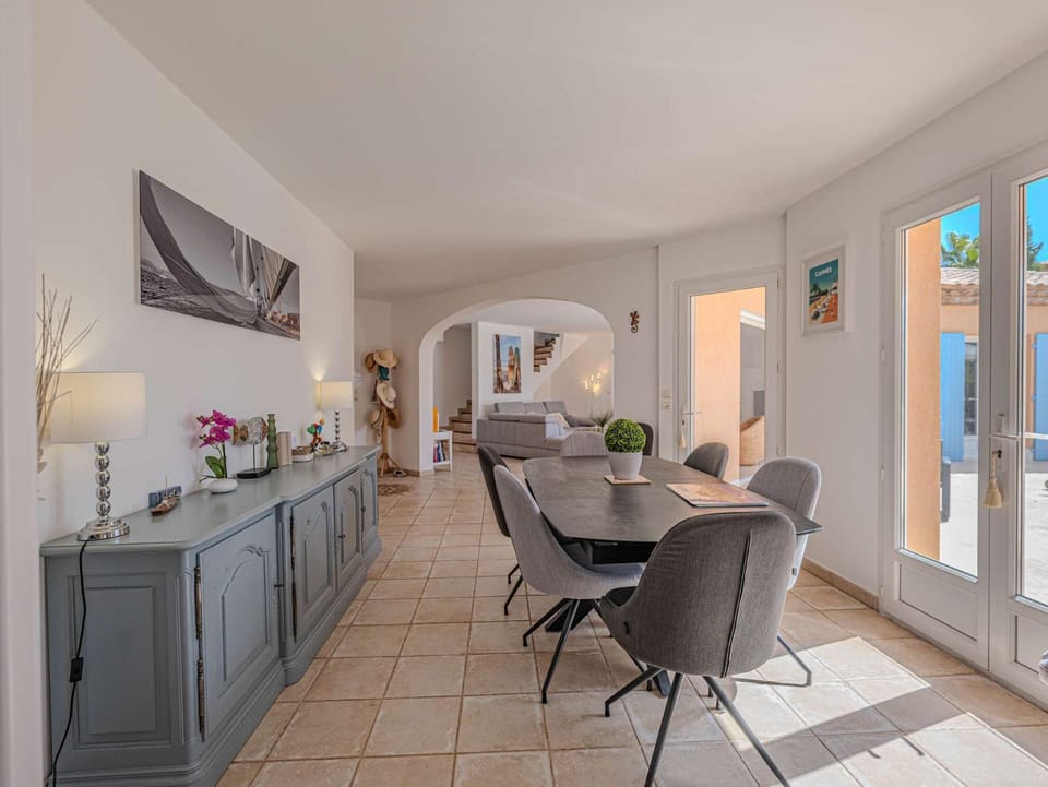 SAINTE-MAXIME - DOMAINE PRIVÉ - 5 CHAMBRES - PISCINe Villa in Grimaud