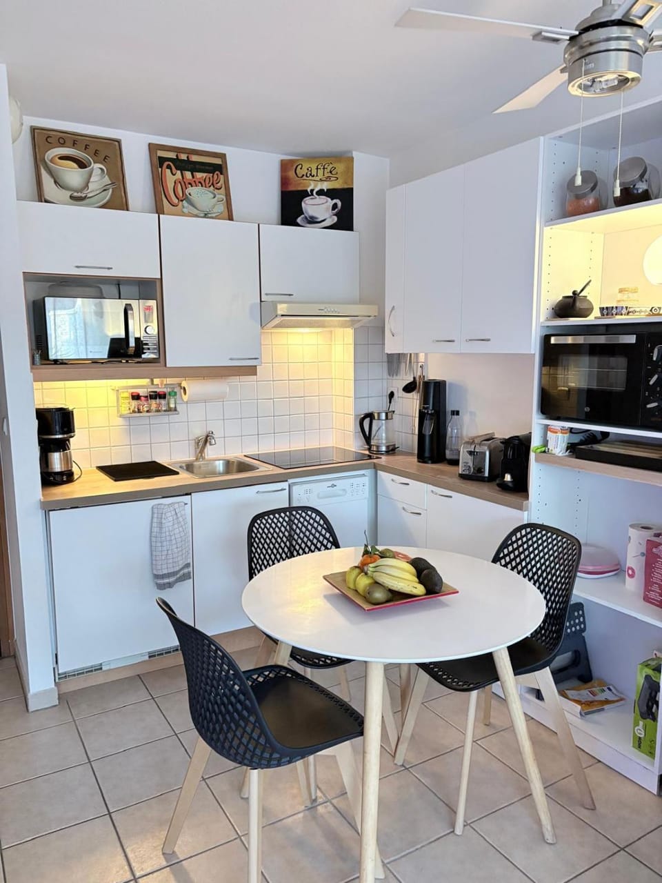 Coffee/tea facilities, Kitchen or kitchenette, Dining area, dishwasher, oven, stove, toaster