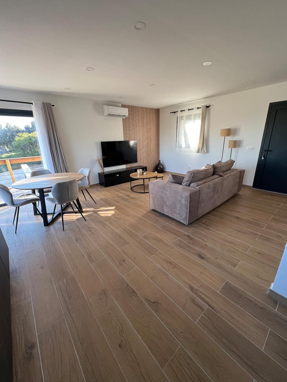 TV and multimedia, Living room, Dining area