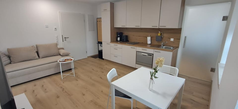 Coffee/tea facilities, Kitchen or kitchenette, Living room, Seating area, Dining area, stove