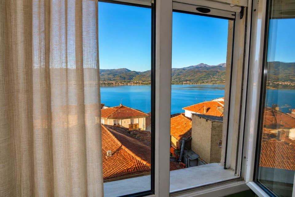 Balcony/Terrace, Lake view, Mountain view