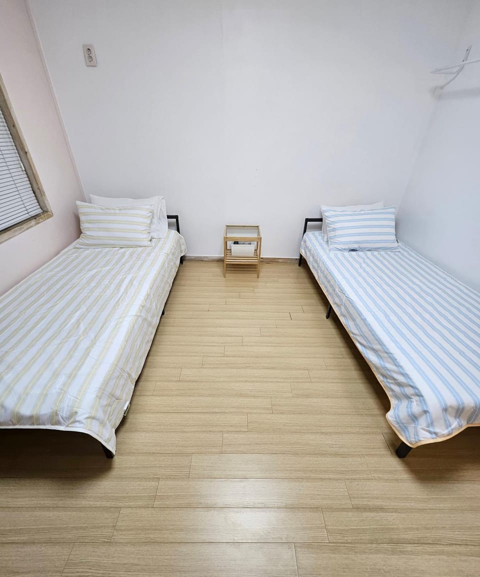 Communal lounge/ TV room, Bed, Bedroom