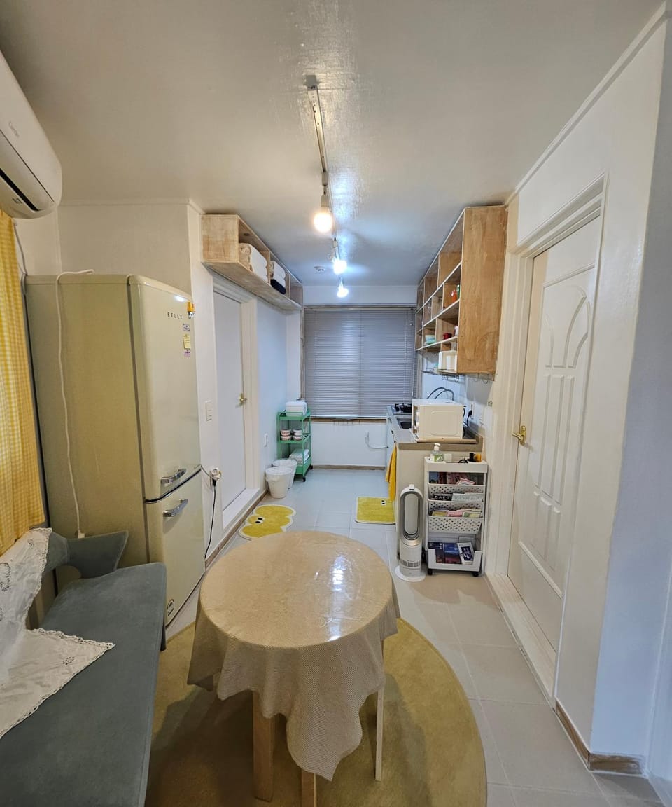 Kitchen or kitchenette, Living room, Seating area, Dining area, oven, air conditioner