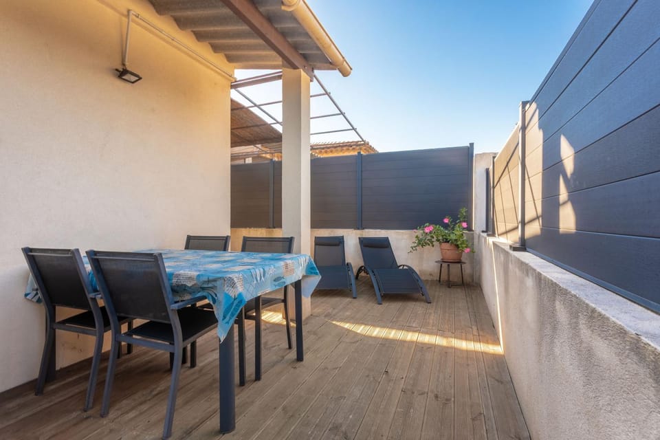 Property building, Balcony/Terrace, Living room