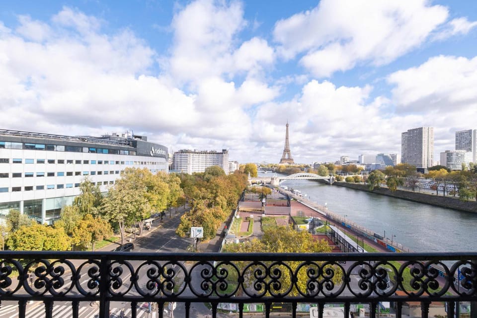 Eiffel Tower View 3BR Balcony Apartment in Paris