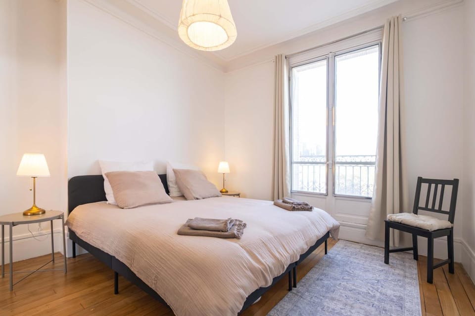 Eiffel Tower View 3BR Balcony Apartment in Paris